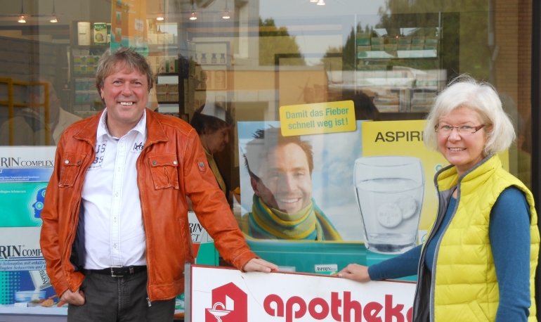 Der CDU-Bundestagsabgeordnete Uwe Schummer informierte sich bei Apothekerin Birgit Ahlers über die Situation der Apotheken in ländlichen Regionen.