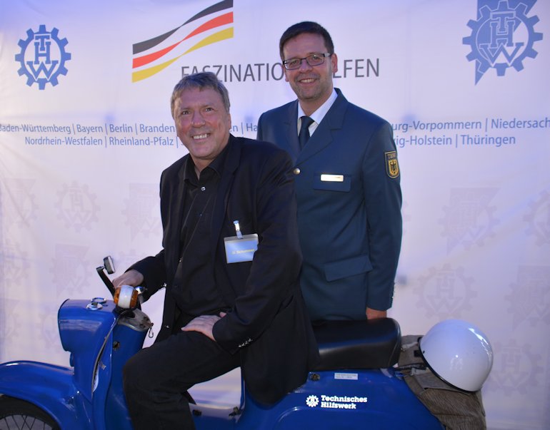 Uwe Schummer mit Wolfgang Ditzen, Ortsbeauftragter des THW