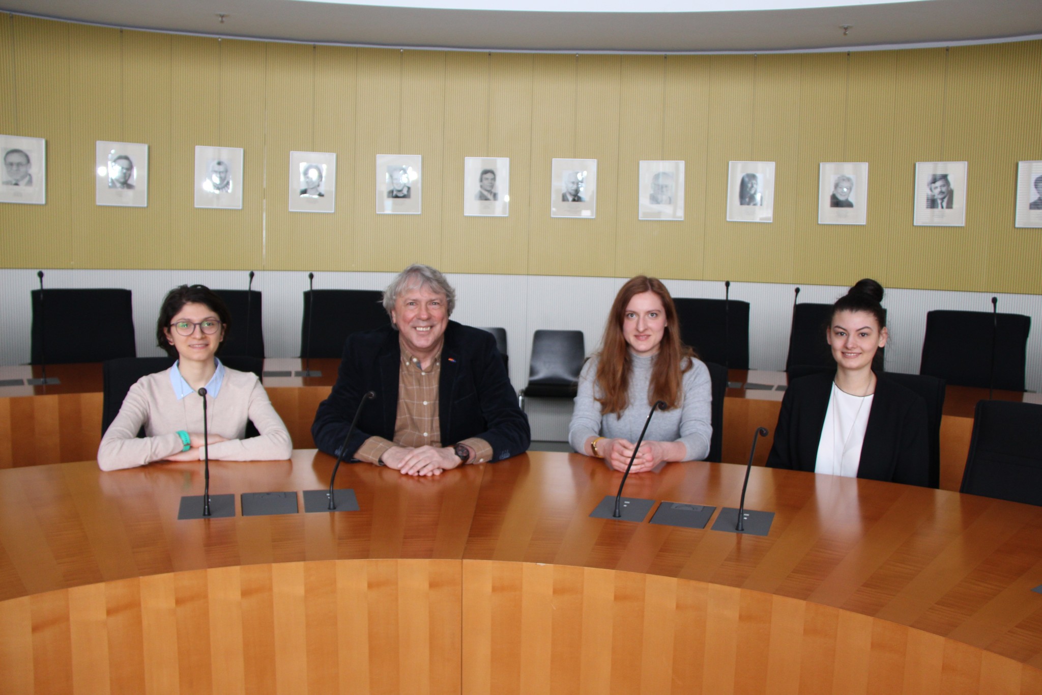 Miruna Kaiser, Uwe Schummer MdB, Lisa Hermes und Laura Novo Fernandez in einem Ausschussraum des Deutschen Bundestages.