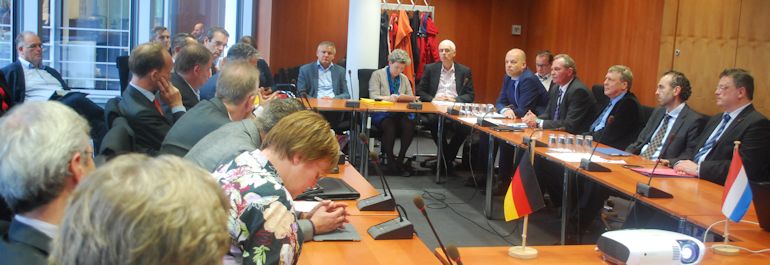 Uwe Schummer mit Gästen aus den Niederlanden im Bundestag.